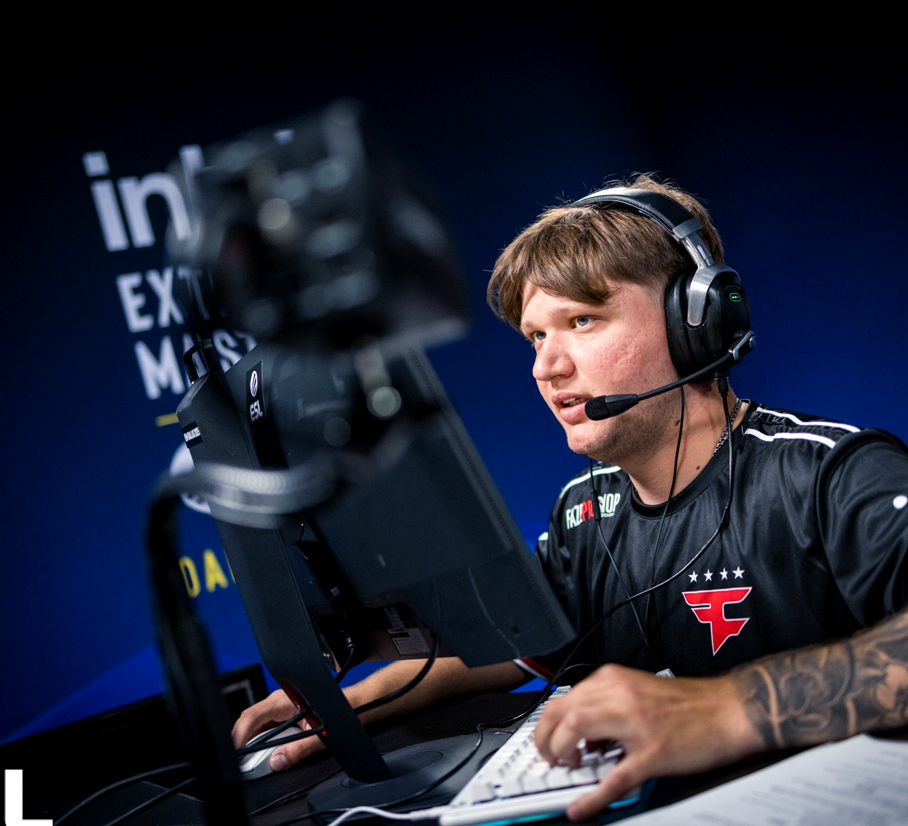 s1mple с AWP на сцене турнира по Counter-Strike