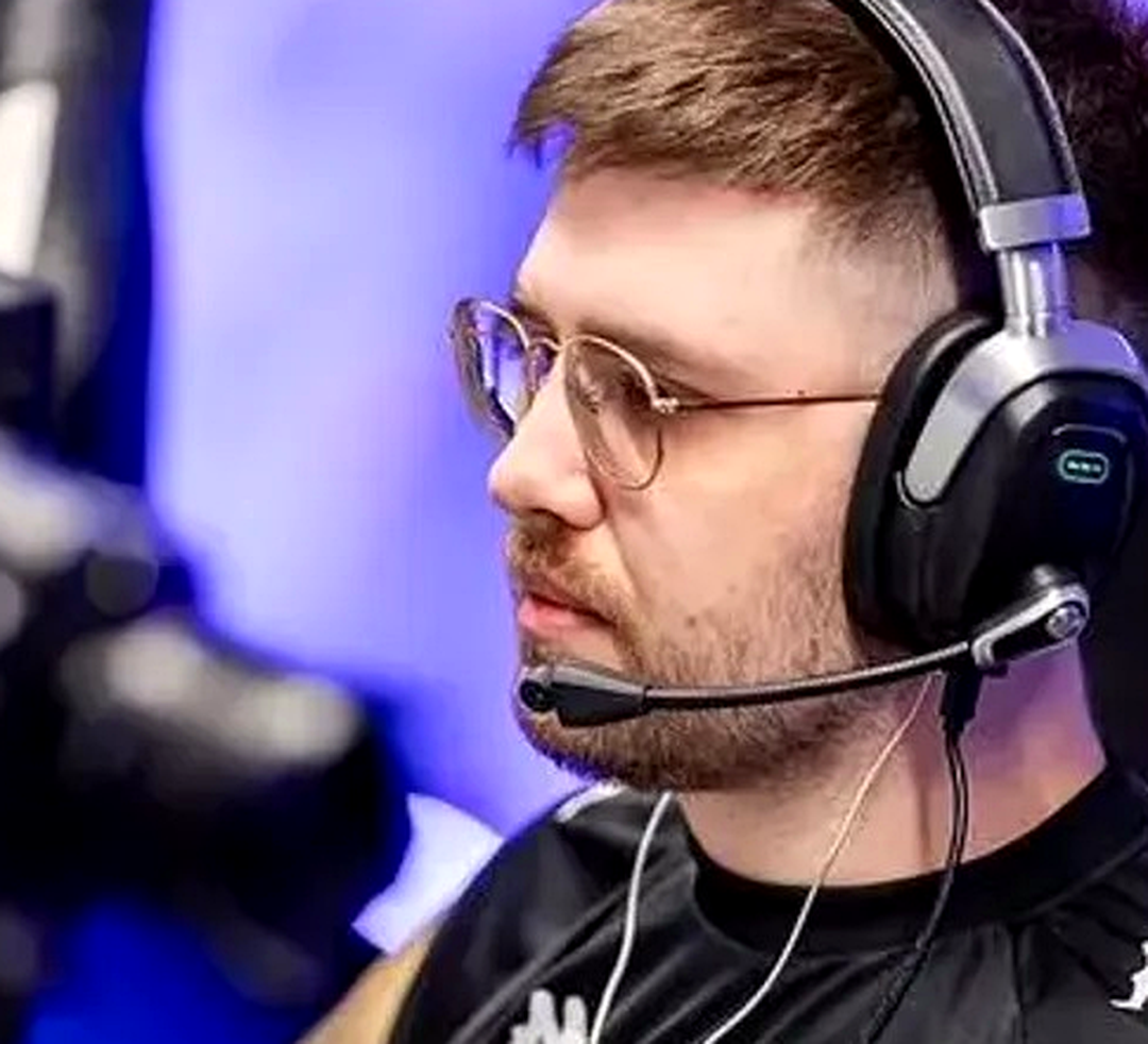 Игрок Legacy выходит на сцену CS2-турнира