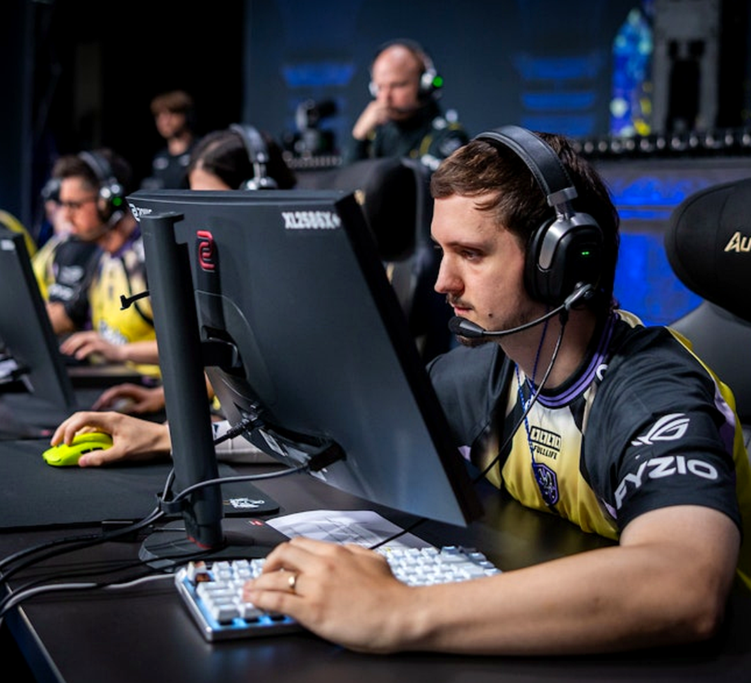 Игрок Vitality во время напряжённого матча по CS2.