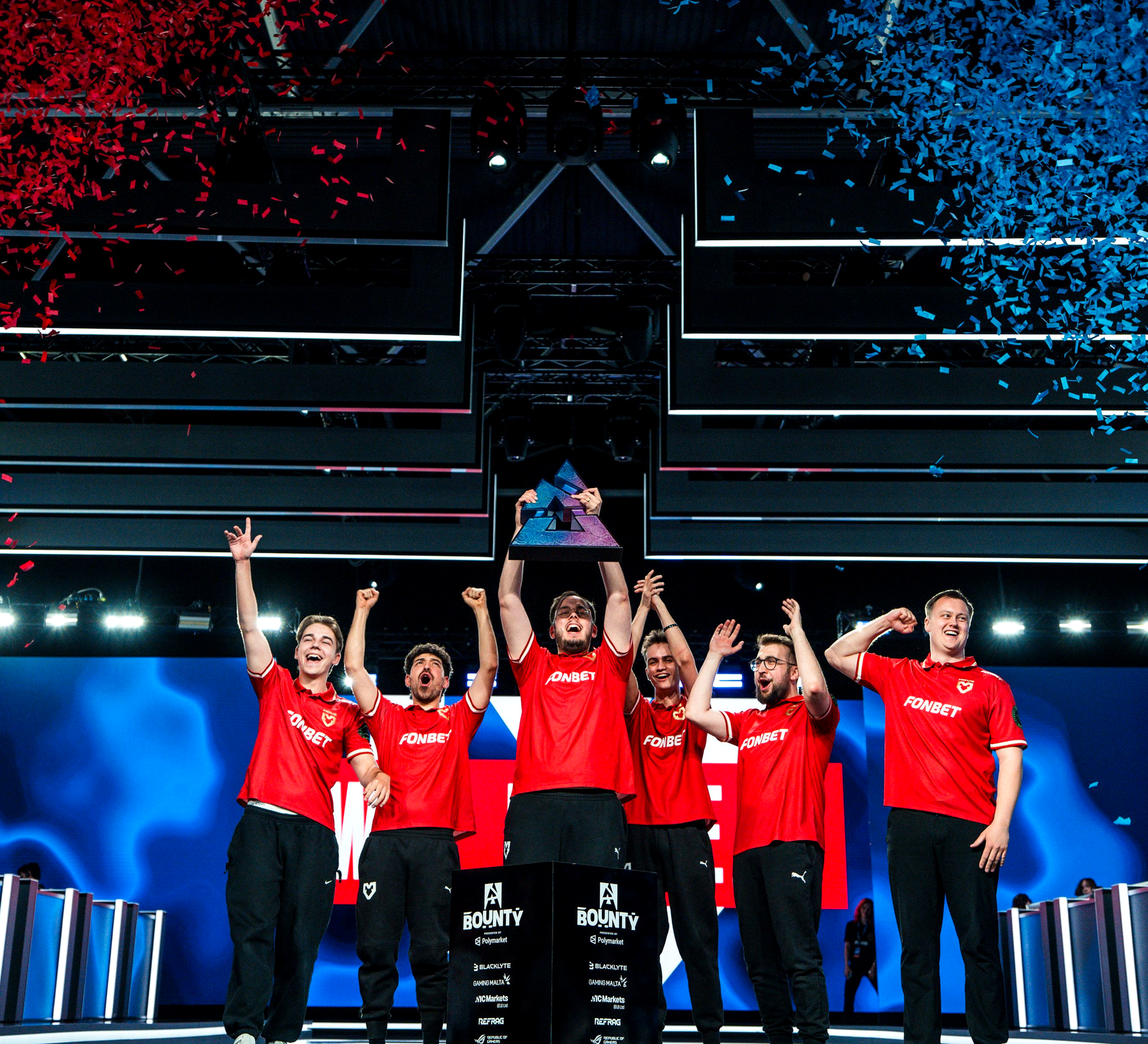 Игроки MOUZ на сцене турнира по CS2