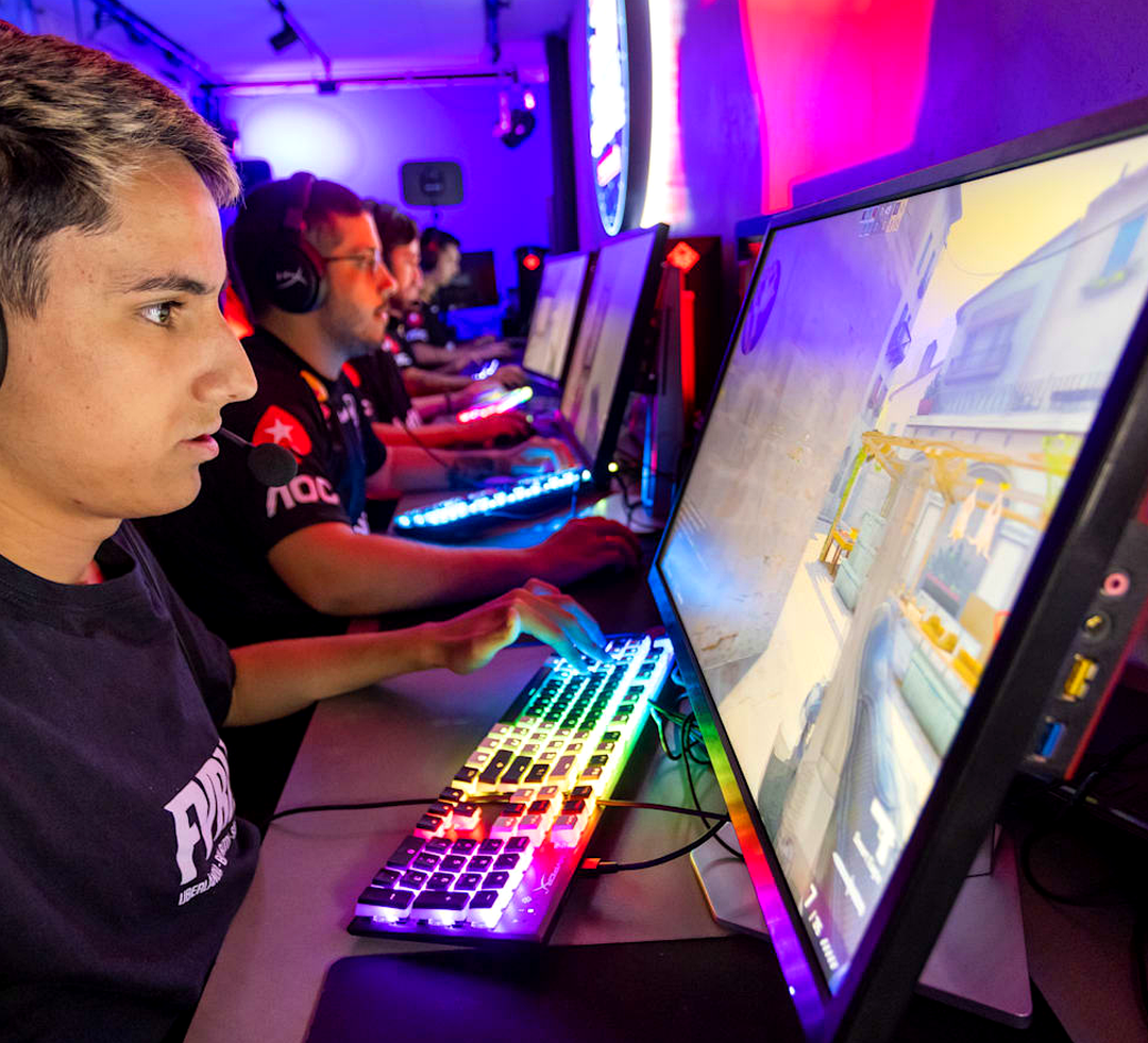 Игрок CS2 изучает обстоятельства матча перед обращением в поддержку.