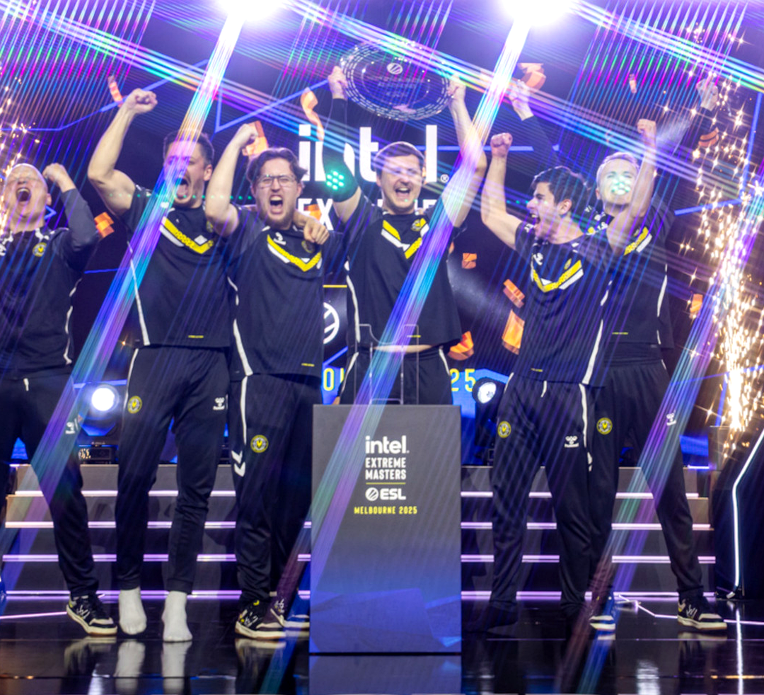 Игроки Vitality после матча CS2 на сцене турнира.