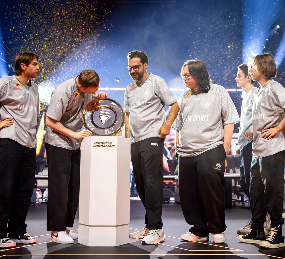 Ростер Team Spirit обсуждает тактику во время матча по CS2