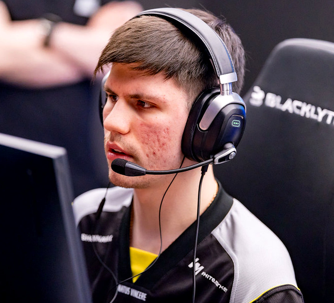 Валерий b1t Ваховский на турнире по Counter-Strike 2