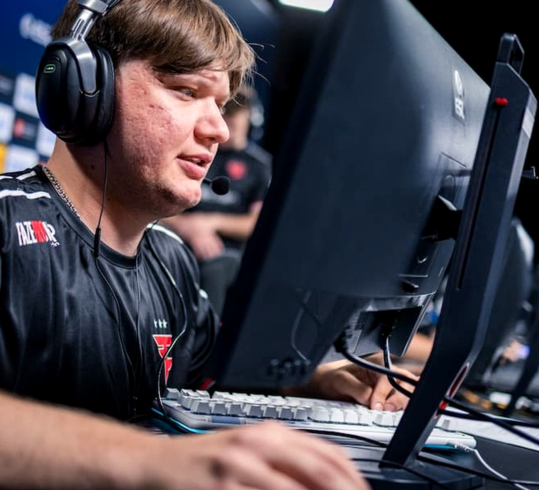 s1mple во время матча CS2 на сцене турнира