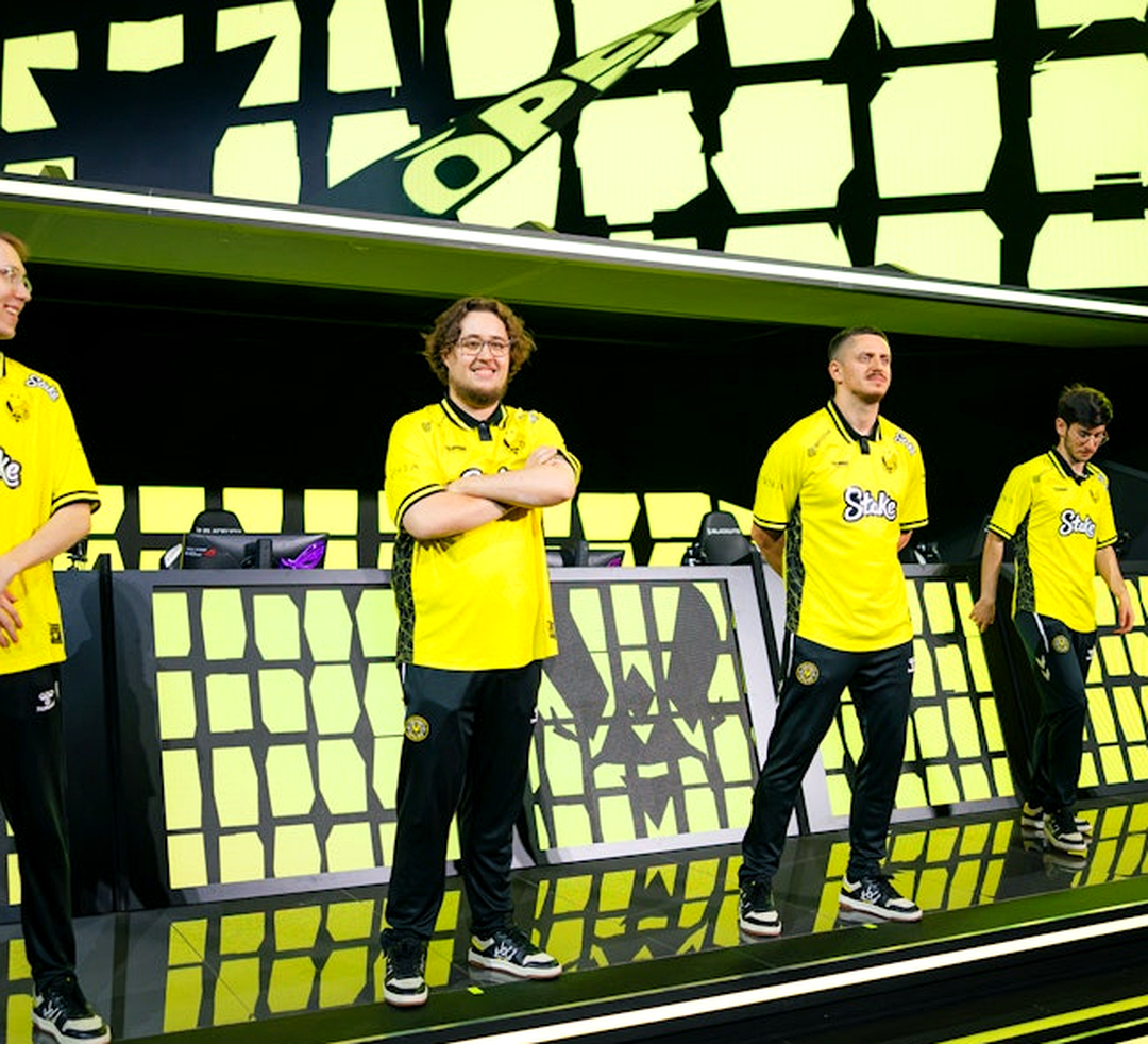 Игроки Vitality обсуждают тактику перед раундом CS2