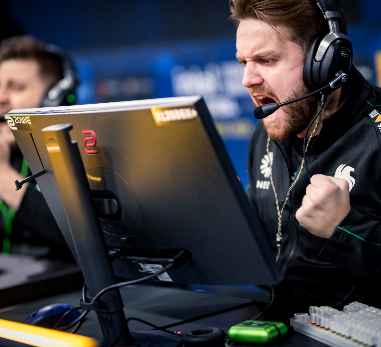 NiKo играет матч по CS2 на сцене турнира