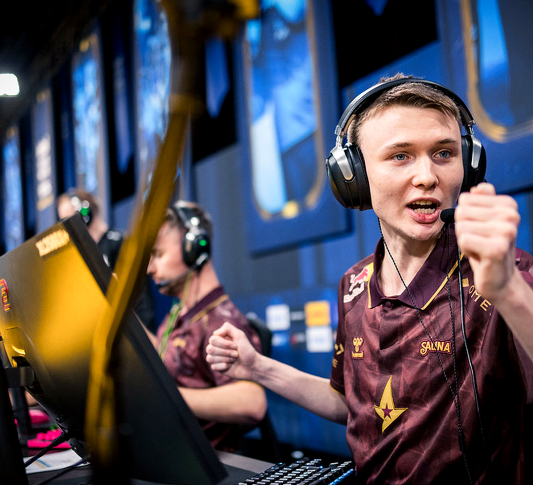 Игрок NIP после ранней смерти в раунде CS2