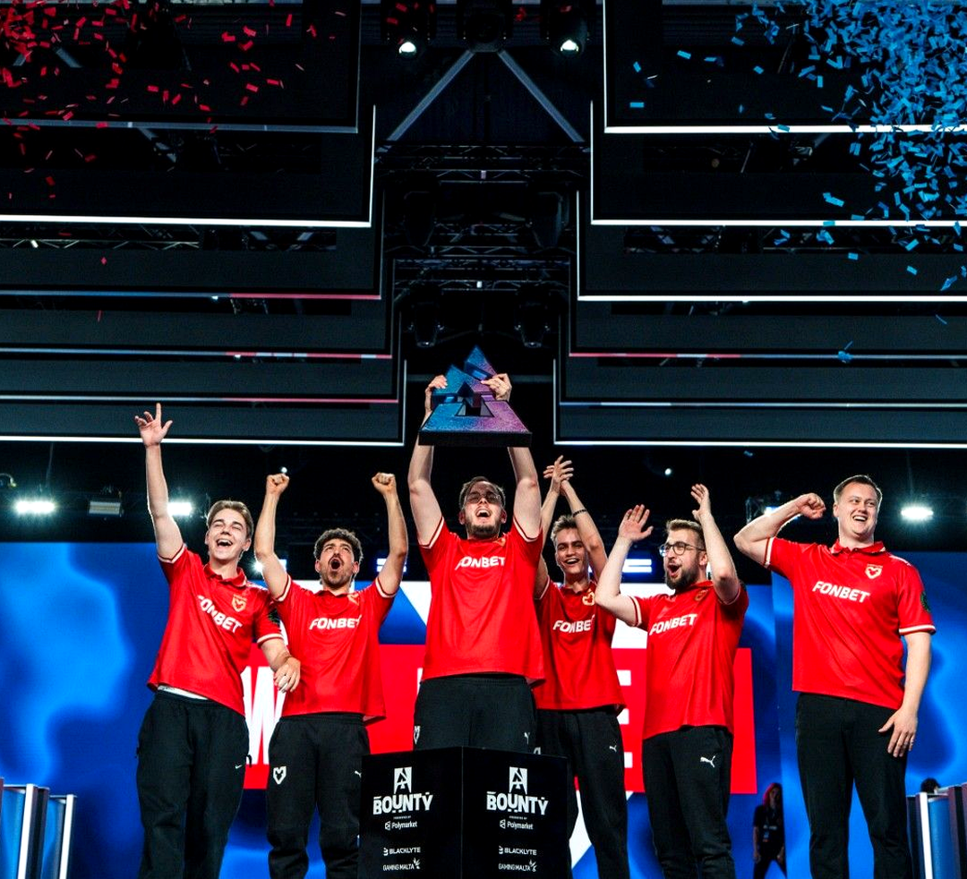 Игроки MOUZ сохраняют коммуникацию в напряжённом раунде CS2