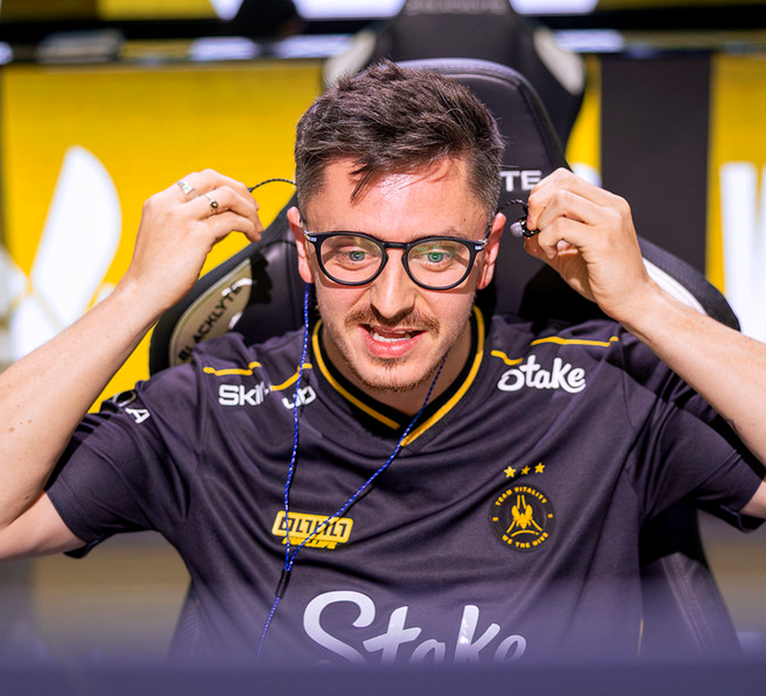 Игрок Vitality на сцене турнира BLAST по CS2