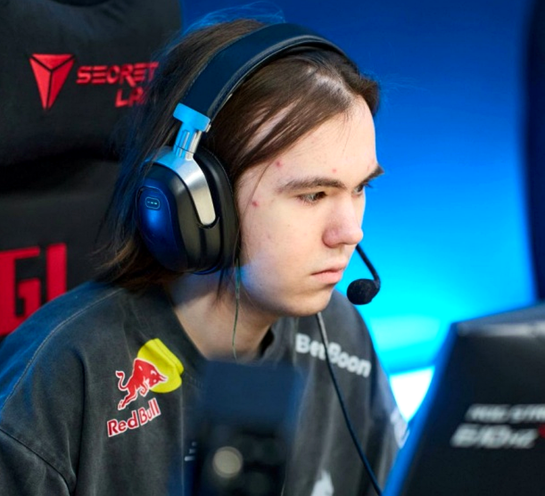 Игрок CS2 сохраняет концентрацию во время затяжного матча FACEIT