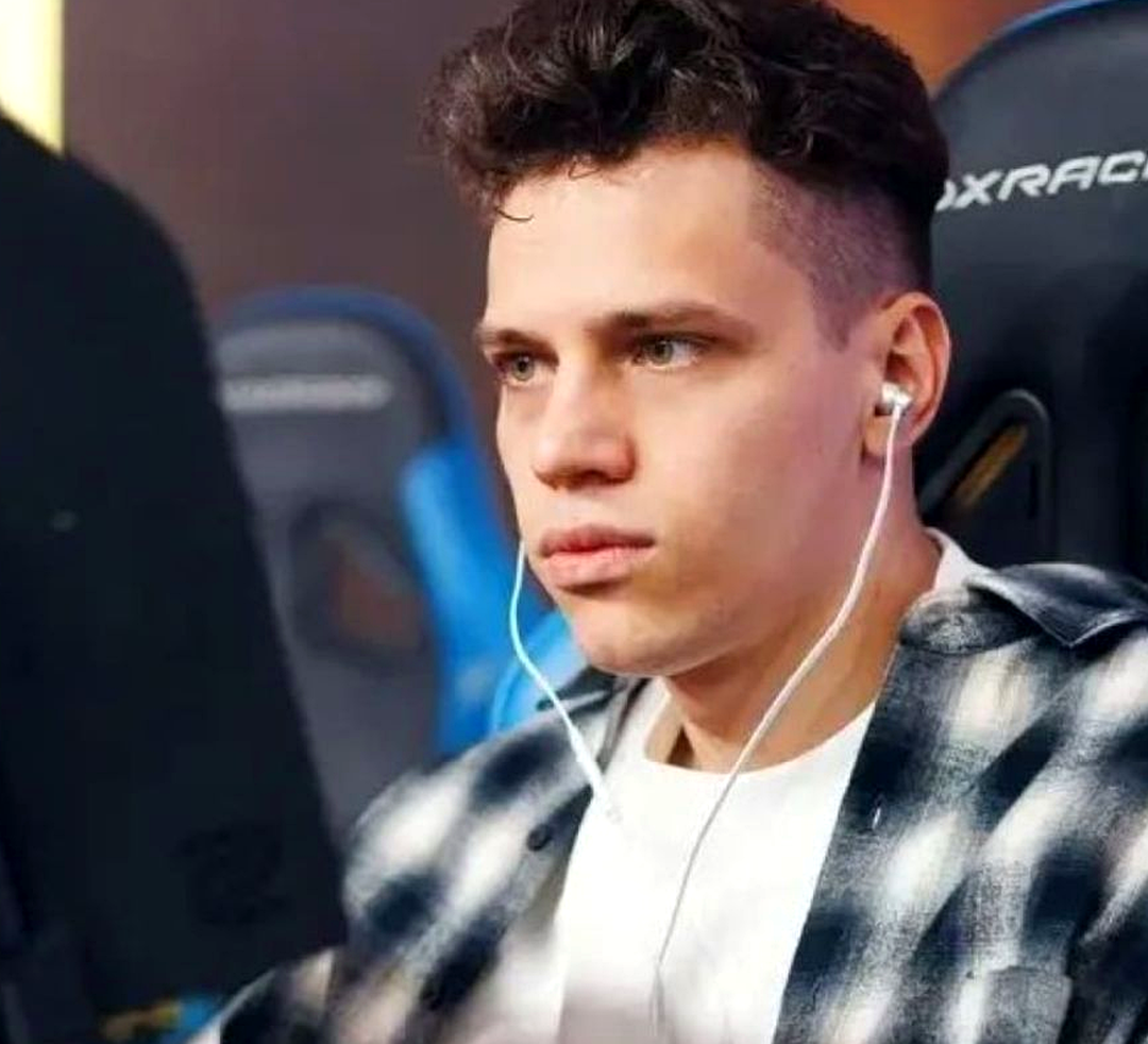 Стример Aunkere ведёт эфир по CS2 в студии.