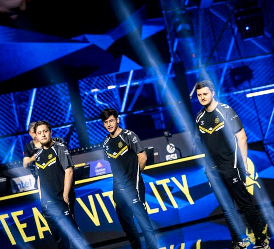 Игроки Team Vitality на сцене турнира по CS2