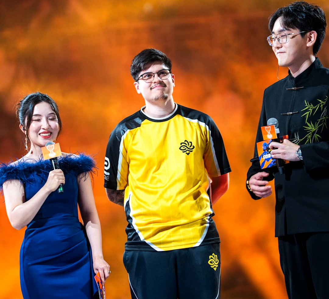 Игроки Legacy на сцене во время матча против Vitality
