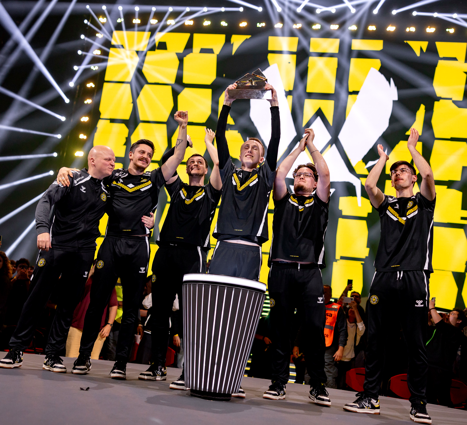 Игроки Team Vitality на сцене турнира по CS2