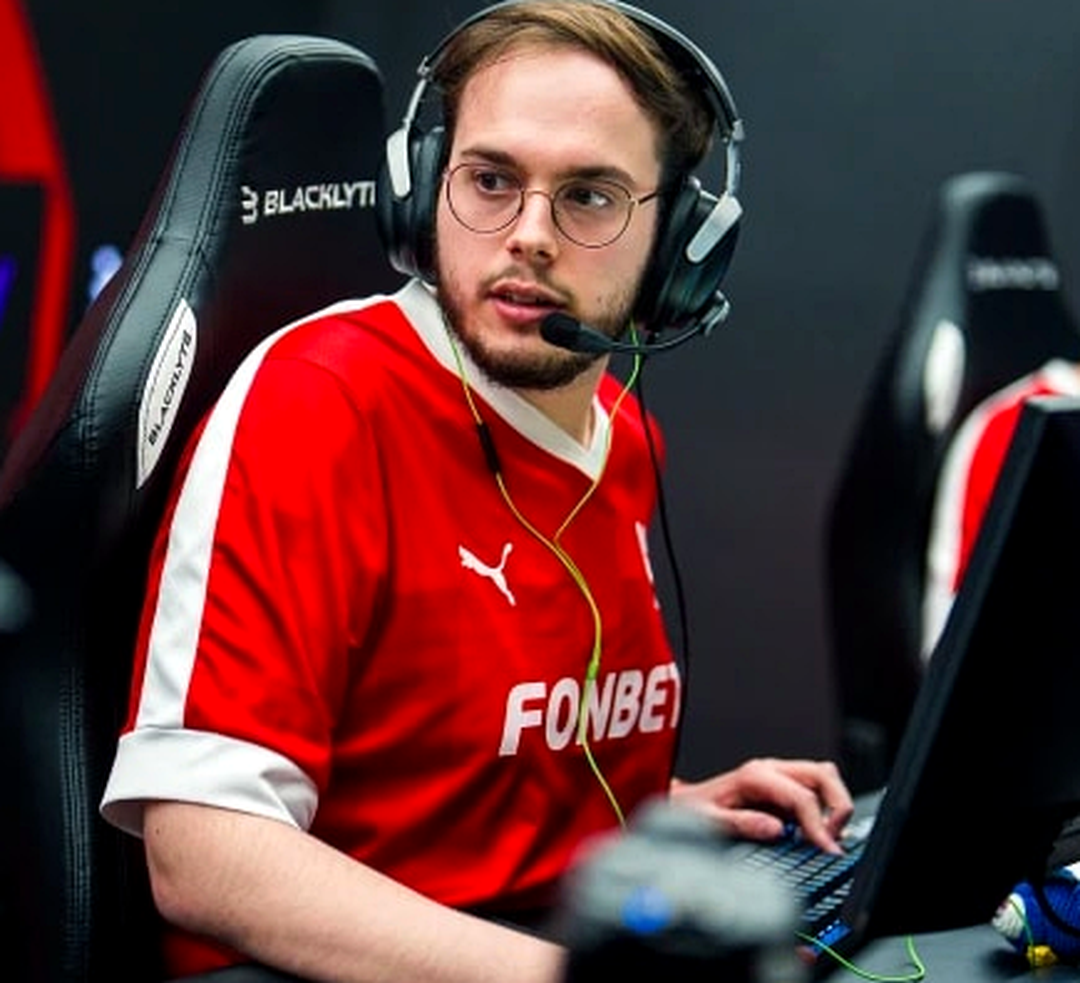 Ростер MOUZ обсуждает тактику во время матча CS2