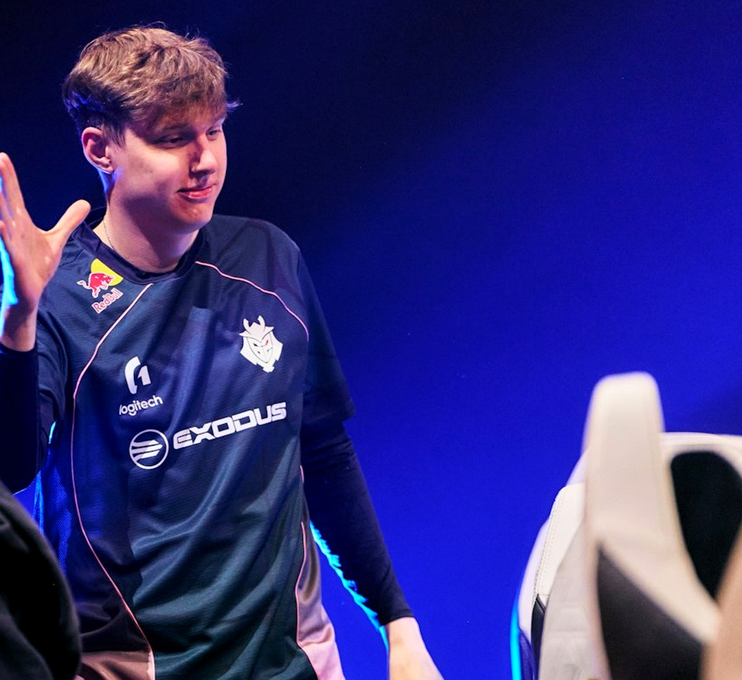 Игроки G2 на сцене BLAST Open Porto 2026 после выигранного раунда.