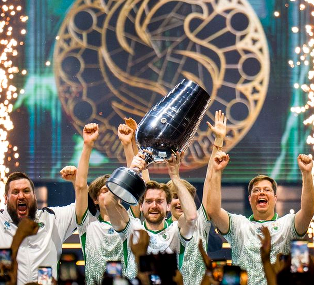 Игроки Falcons празднуют успешный матч на турнире по CS2