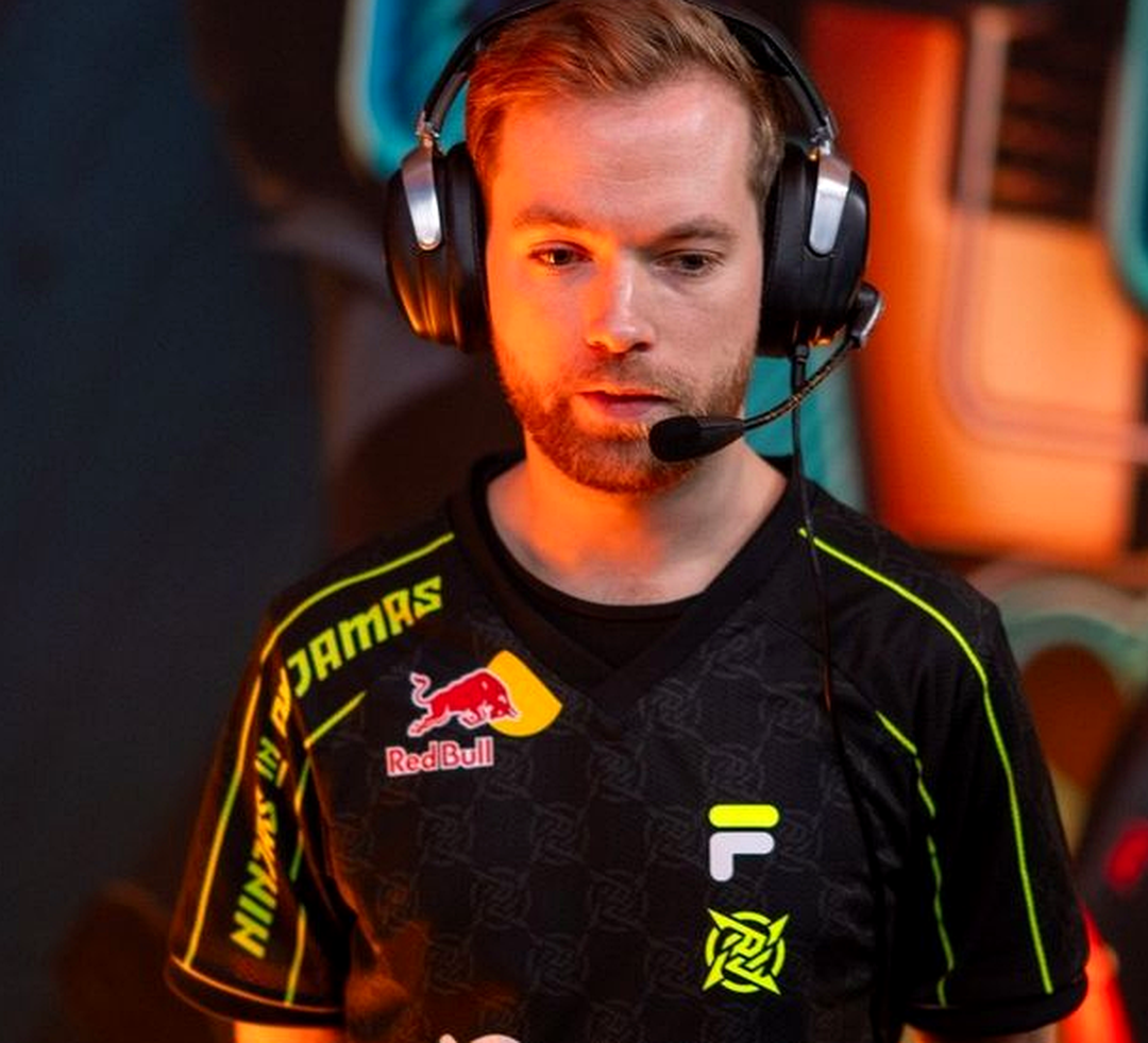 Тренер NIP Xizt во время матча Counter-Strike 2