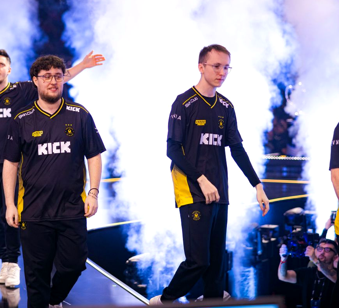 Игроки Vitality покидают сцену после матча CS2