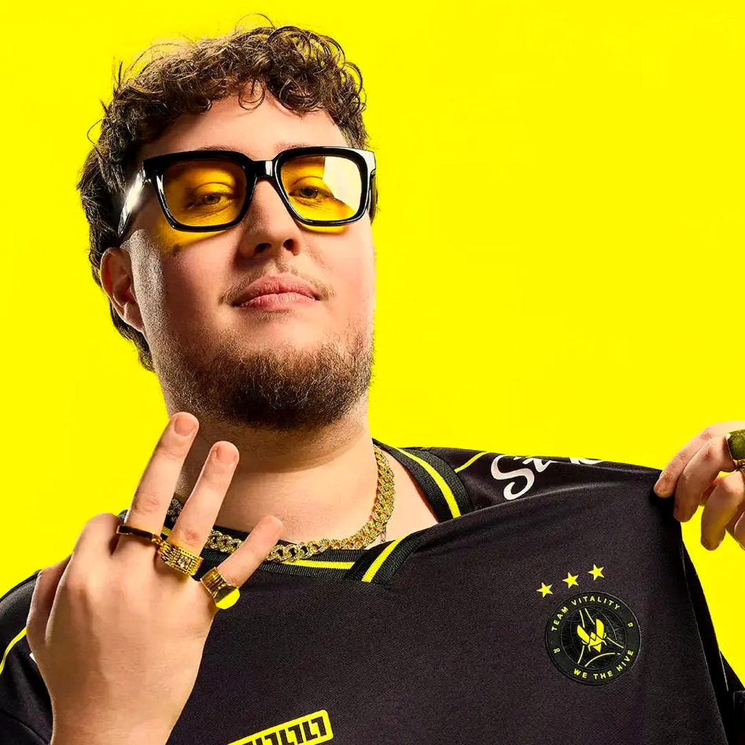 ZywOo сосредоточен во время матча по Counter-Strike 2