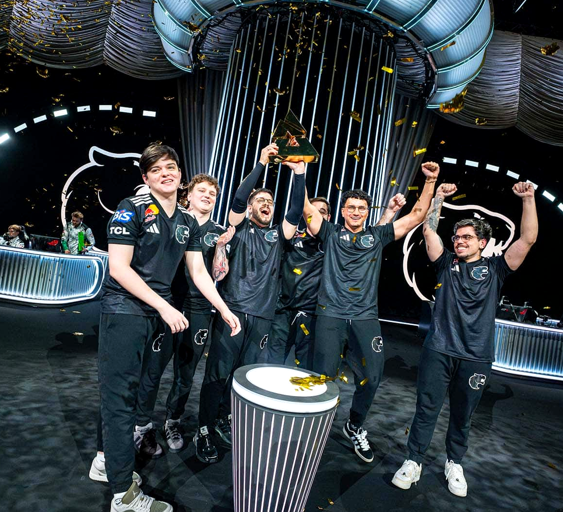 Состав FURIA готовится к матчу по CS2