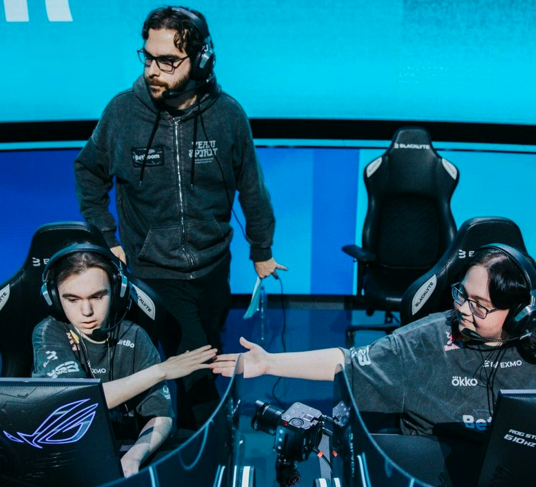 Игроки Team Spirit обсуждают тактику во время паузы на турнире CS2.