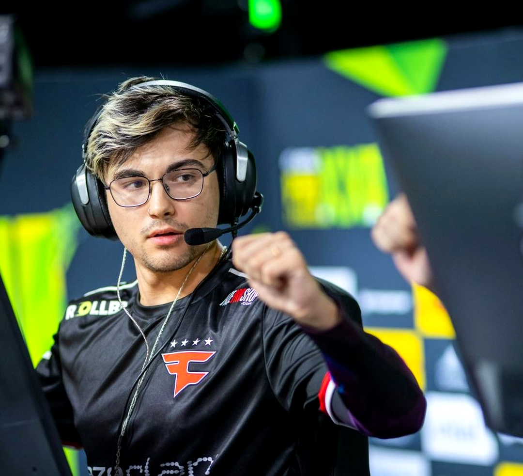 Состав FaZe готовится к стартовому матчу FISSURE Playground 3 против Alliance.