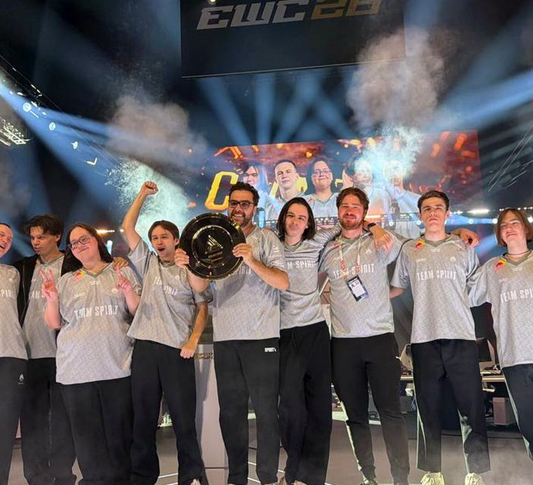 Игроки Team Spirit на сцене турнира по CS2