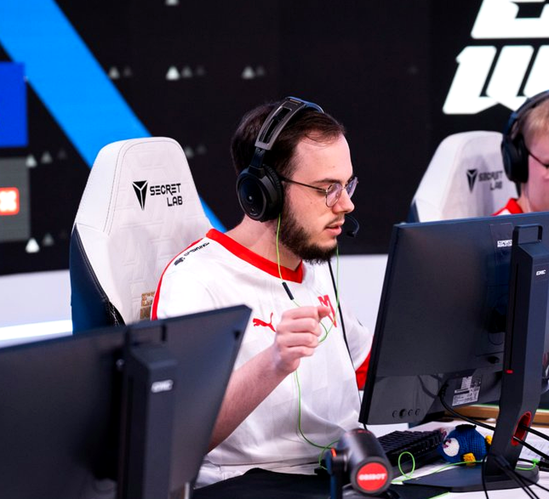 Состав MOUZ обсуждает тактику во время матча CS2