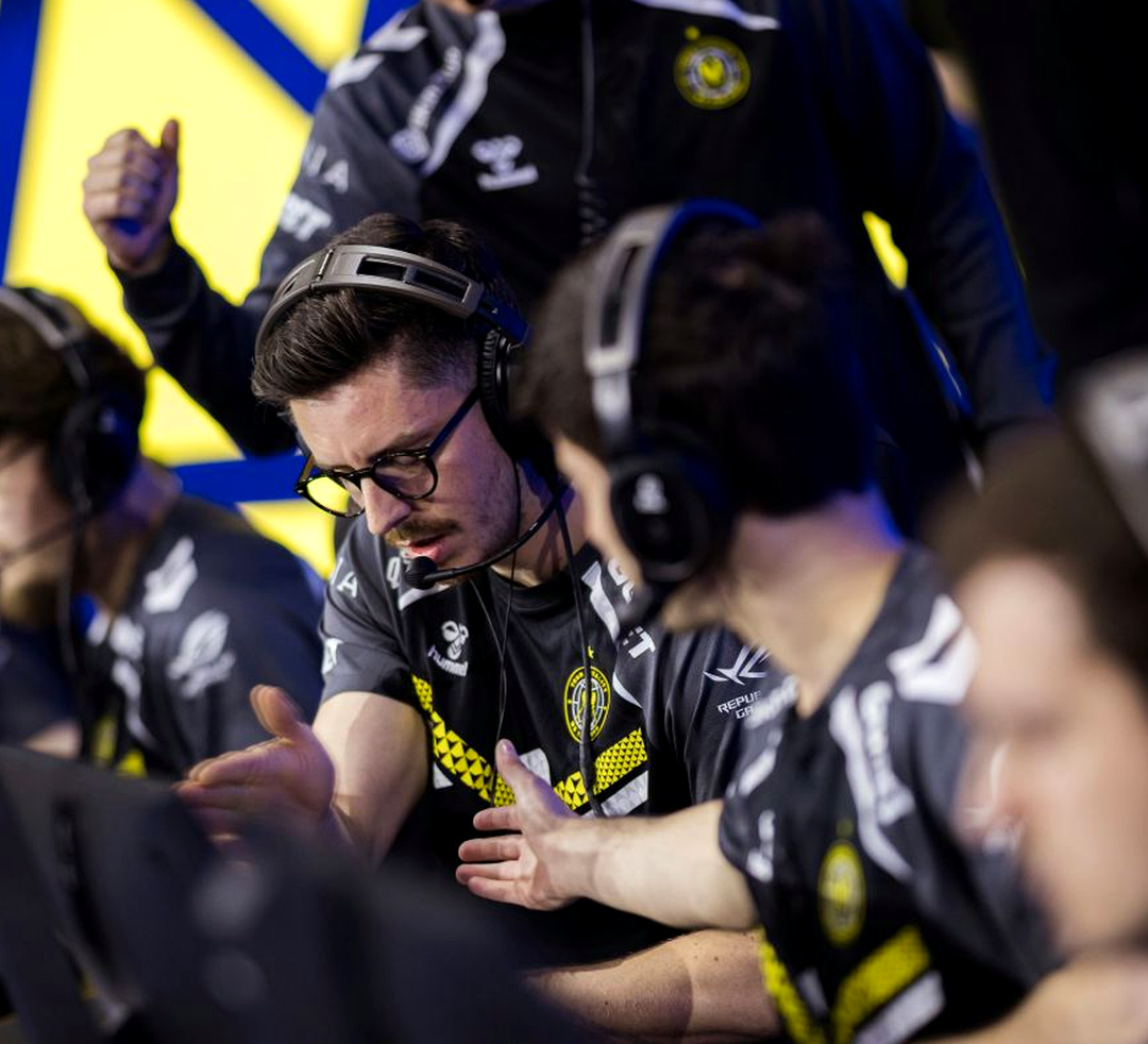 Игроки Vitality во время тактической паузы на турнире CS2