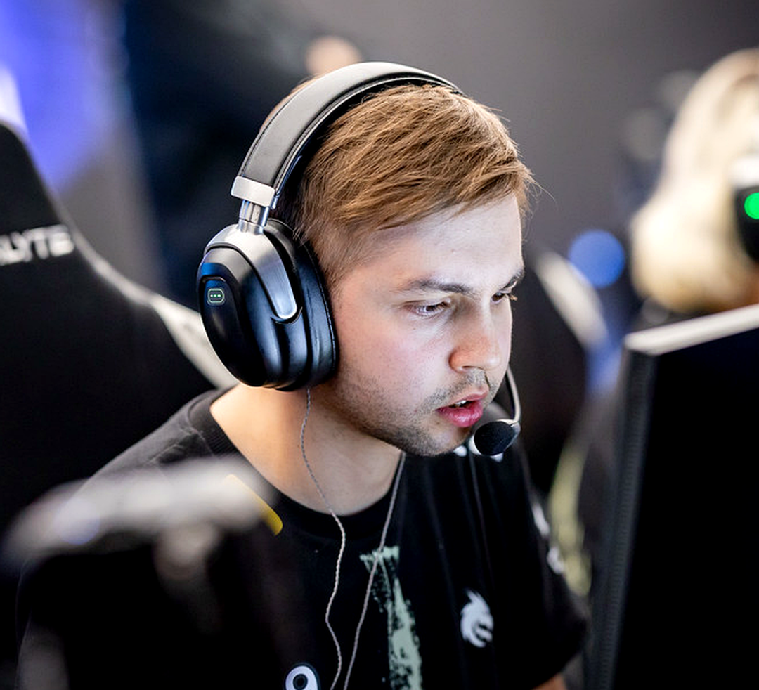 sh1ro во время матча CS2 на LAN-турнире