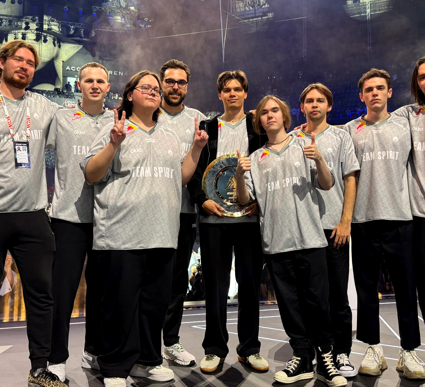 Ростер Team Spirit обсуждает тактику во время матча CS2