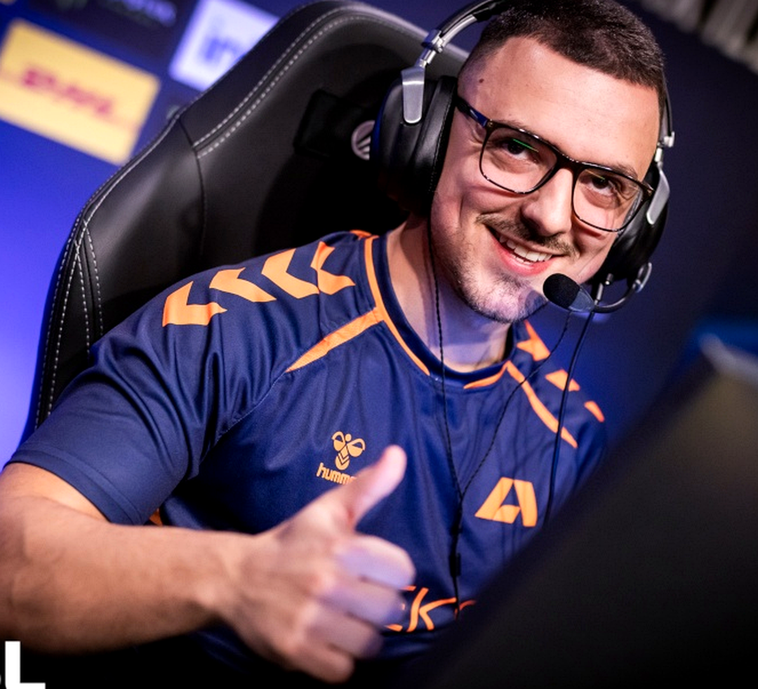 Игроки JiJieHao празднуют выигранный раунд в матче против Team Spirit на Mirage.