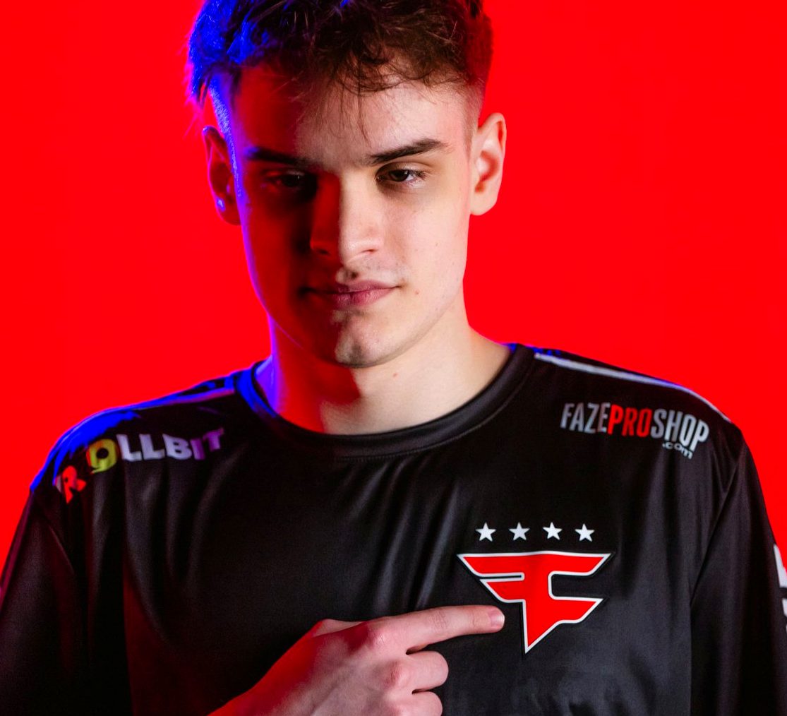 Игрок FaZe Clan готовится к раунду на турнире по CS2