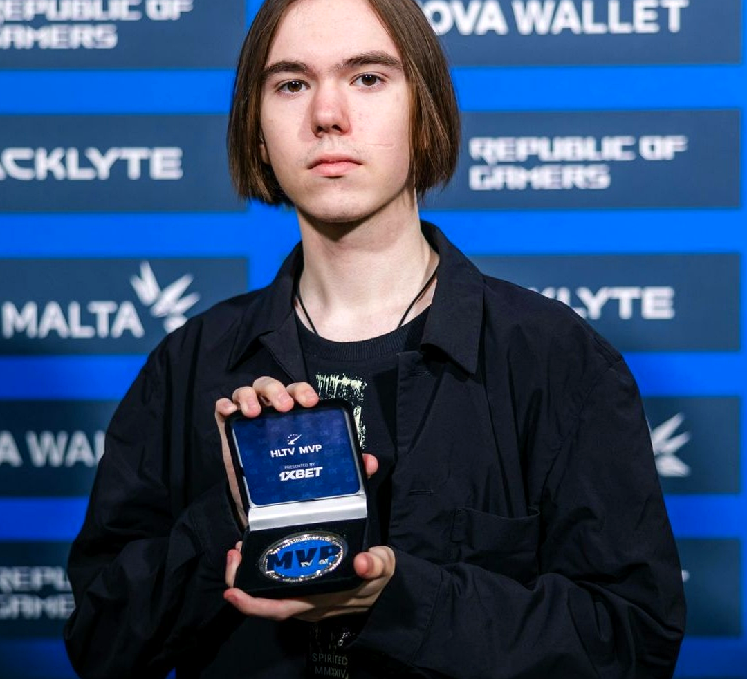 Награда MVP на турнире по Counter-Strike 2.
