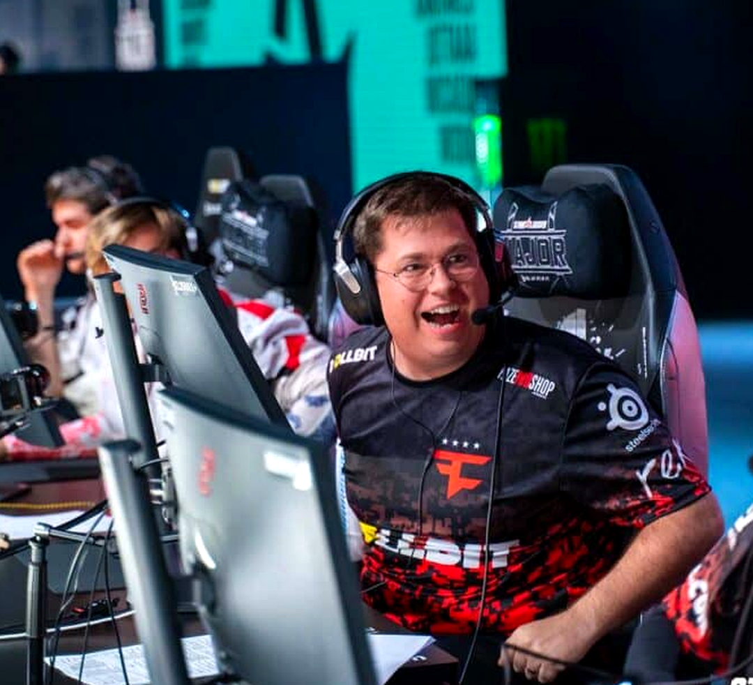 karrigan обсуждает тактику с командой во время матча CS2