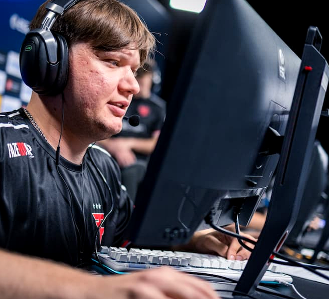 s1mple во время матча по Counter-Strike 2