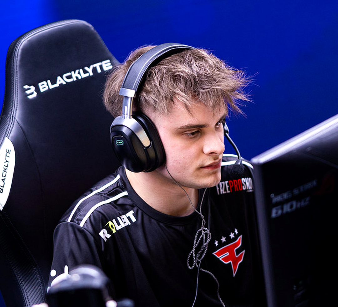 Jakub «jcobbb» Pietruszewski на турнире по CS2