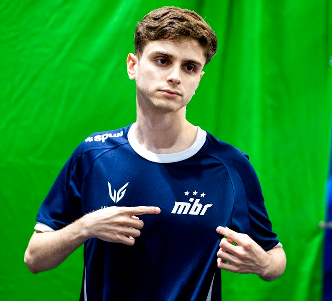 Tomaszin во время дебютного LAN-матча за MIBR