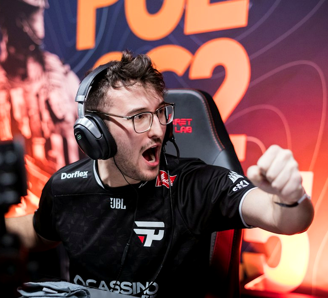 Профессиональный игрок biguzera на сцене турнира по CS2