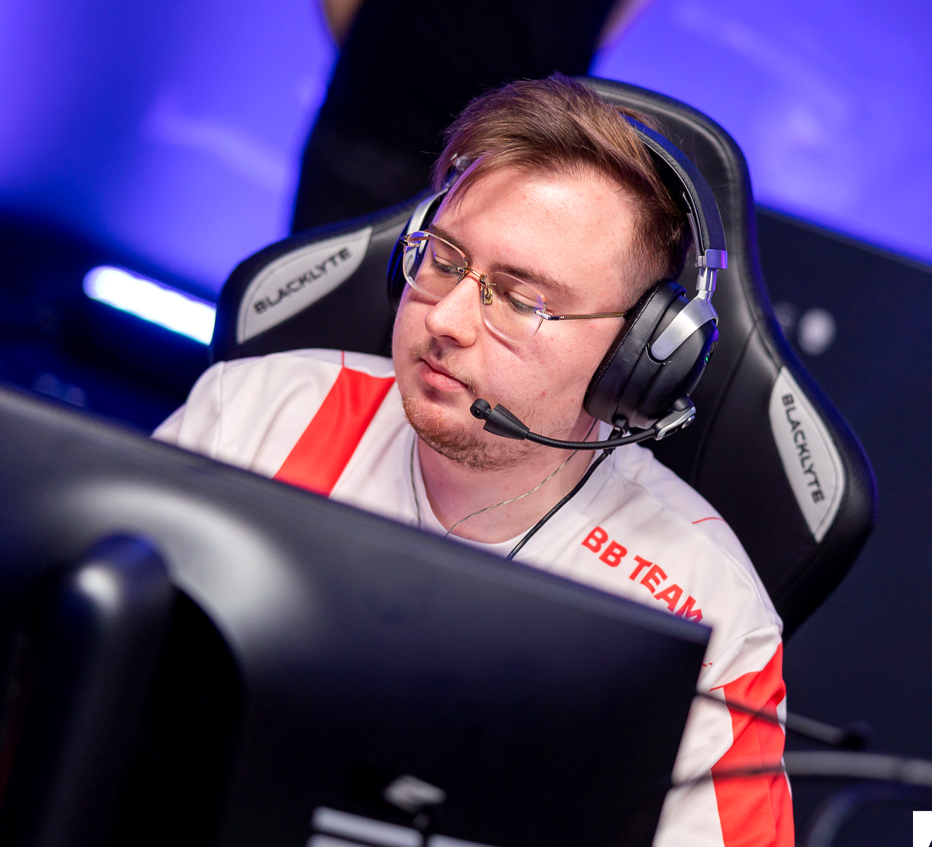 Ax1Le на сцене турнира по Counter-Strike 2.