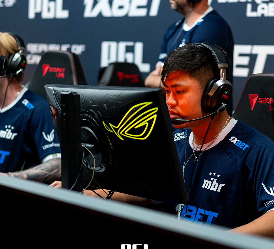 Команда MIBR перед выходом на сцену турнира CS2