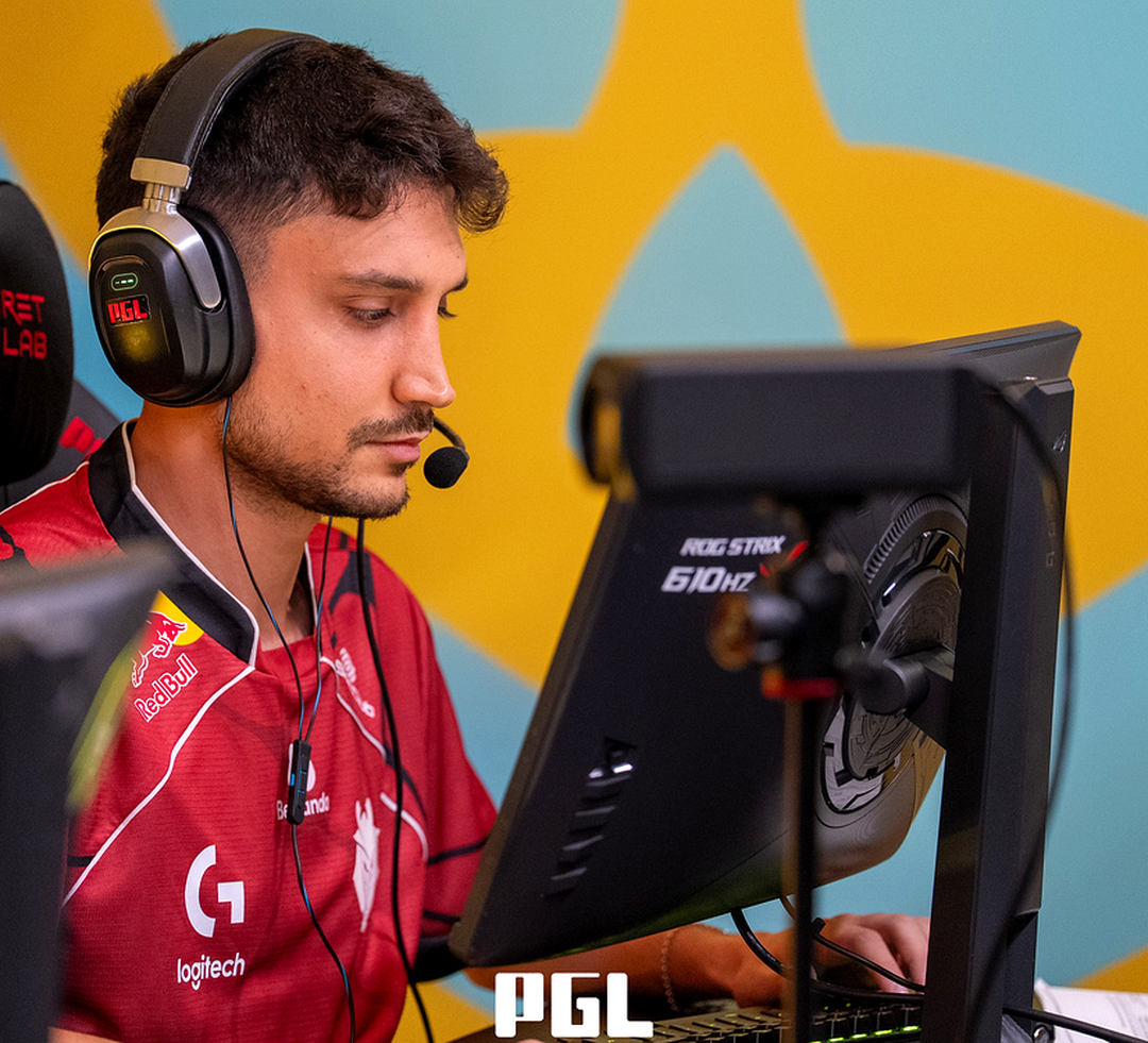 Гай NertZ Илюц играет матч CS2 на сцене LAN-турнира.