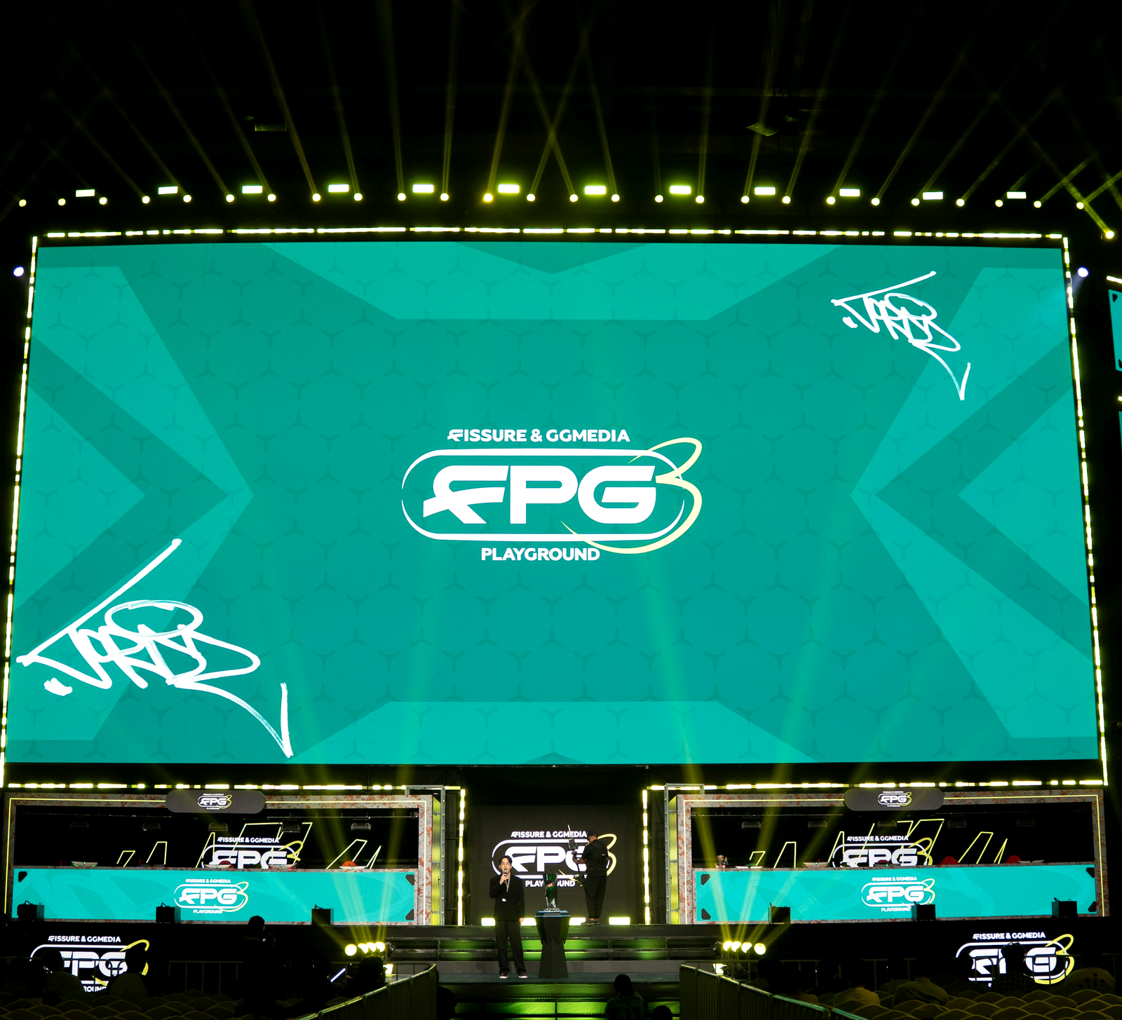 Игроки G2 Esports перед матчем плей-офф FISSURE Playground 3.