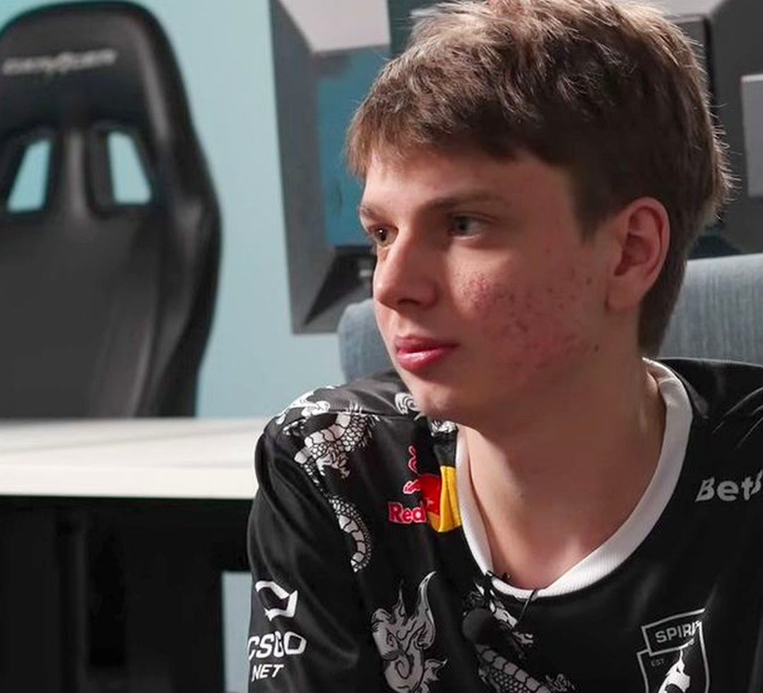 Игроки Nemiga выходят на сцену турнира по CS2