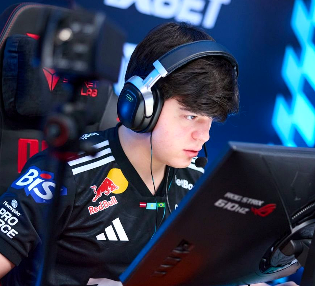 Игрок CS2 сохраняет концентрацию после неудачного раунда.