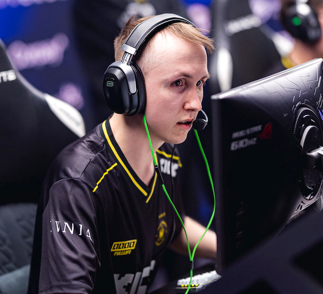 ropz играет матч по Counter-Strike 2 на профессиональной сцене.