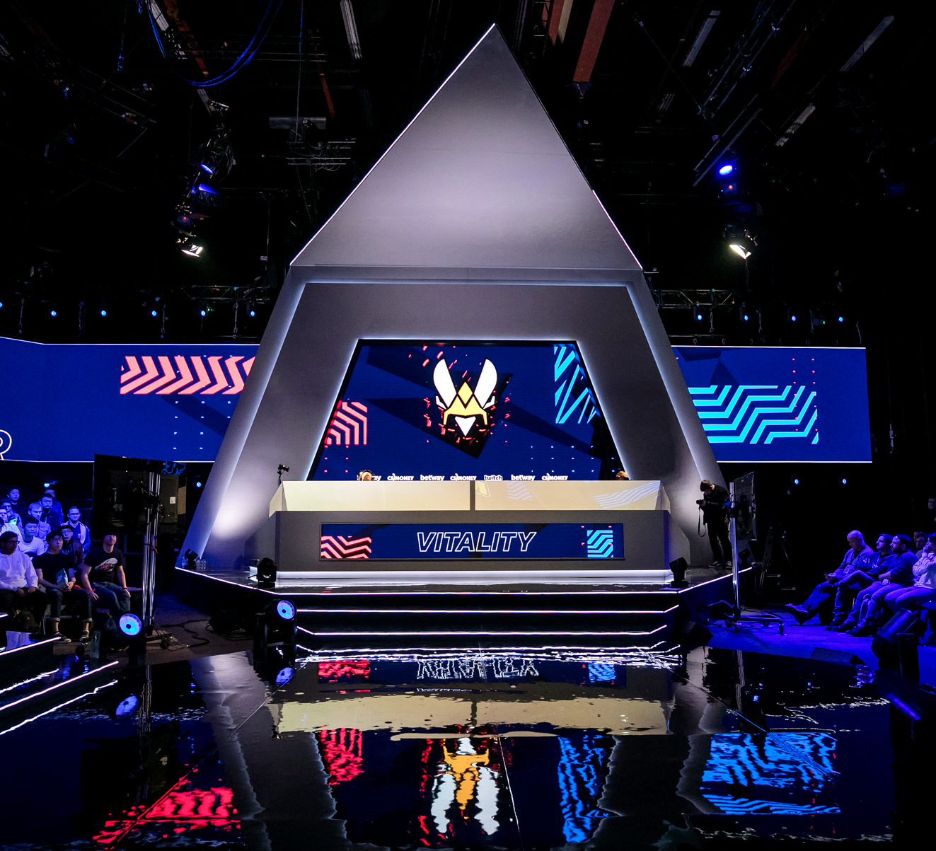 Пустая киберспортивная сцена Counter-Strike как образ несостоявшегося московского LAN-турнира.