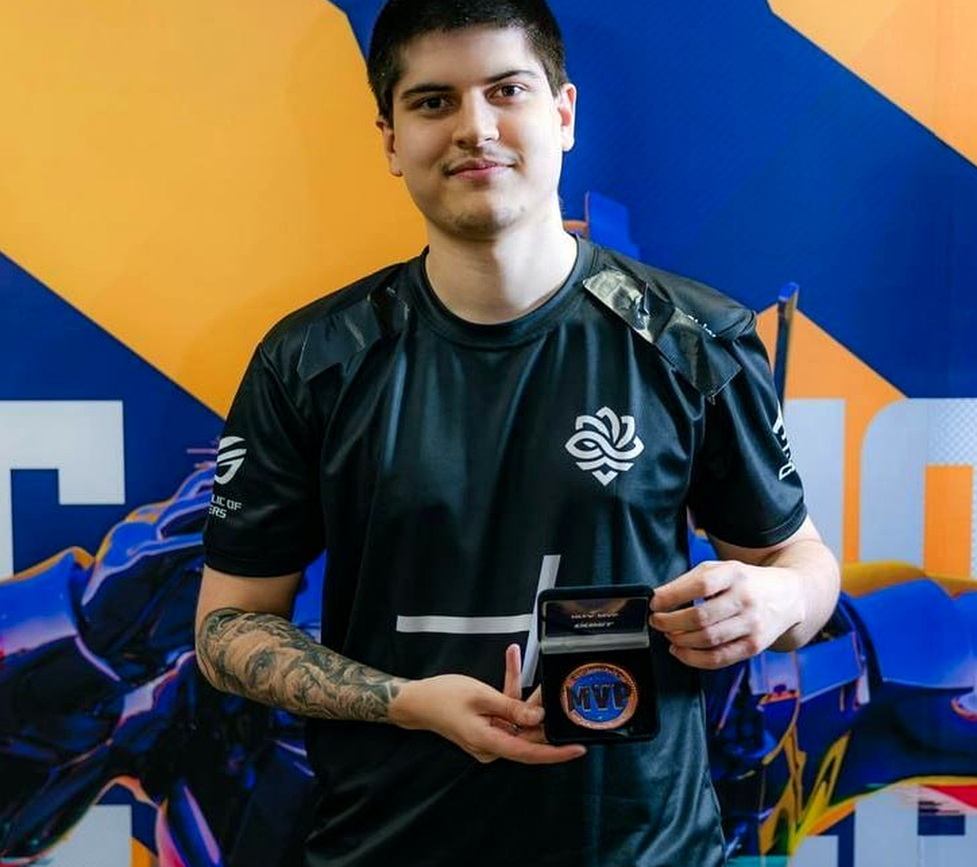 latto из Legacy перед раундом на LAN-турнире по CS2